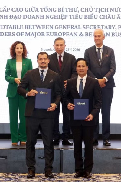 Top Vietnamese leader attends high-level dialogue with leading European, Belgian business executives
