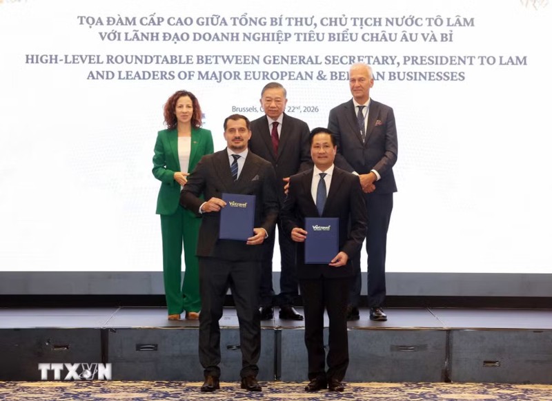 Top Vietnamese leader attends high-level dialogue with leading European, Belgian business executives