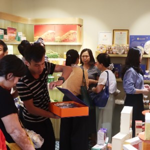 Sản phẩm Tây Nguyên thu hút đông khách tham quan, mua sắm. Ảnh: Cục Quản lý và Phát triển thị trường trong nước.