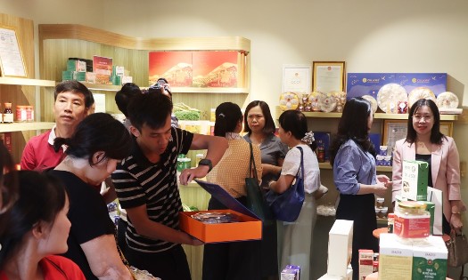 Sản phẩm Tây Nguyên thu hút đông khách tham quan, mua sắm. Ảnh: Cục Quản lý và Phát triển thị trường trong nước.