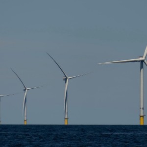 Các tua-bin gió tại trang trại điện gió ngoài khơi Vineyard Wind 1, ngoài khơi bang Massachusetts, Mỹ. Ảnh: AP