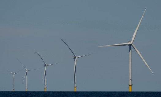 Các tua-bin gió tại trang trại điện gió ngoài khơi Vineyard Wind 1, ngoài khơi bang Massachusetts, Mỹ. Ảnh: AP