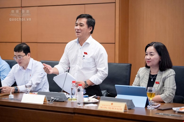 Đại biểu Dương Minh Tuấn, Đoàn ĐBQH thành phố Hồ Chí Minh phát biểu. Ảnh: Quochoi.vn