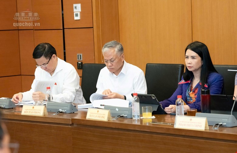 Các đại biểu tham dự phiên thảo luận tại Tổ 3. Ảnh: Quochoi.vn