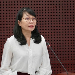 Bà Trần Thị Thanh Tâm, Giám đốc Sở Tài chính Đà Nẵng, thông tin về tình hình kinh tế - xã hội thành phố trong quý 3/2026. Ảnh Ngô Anh Văn