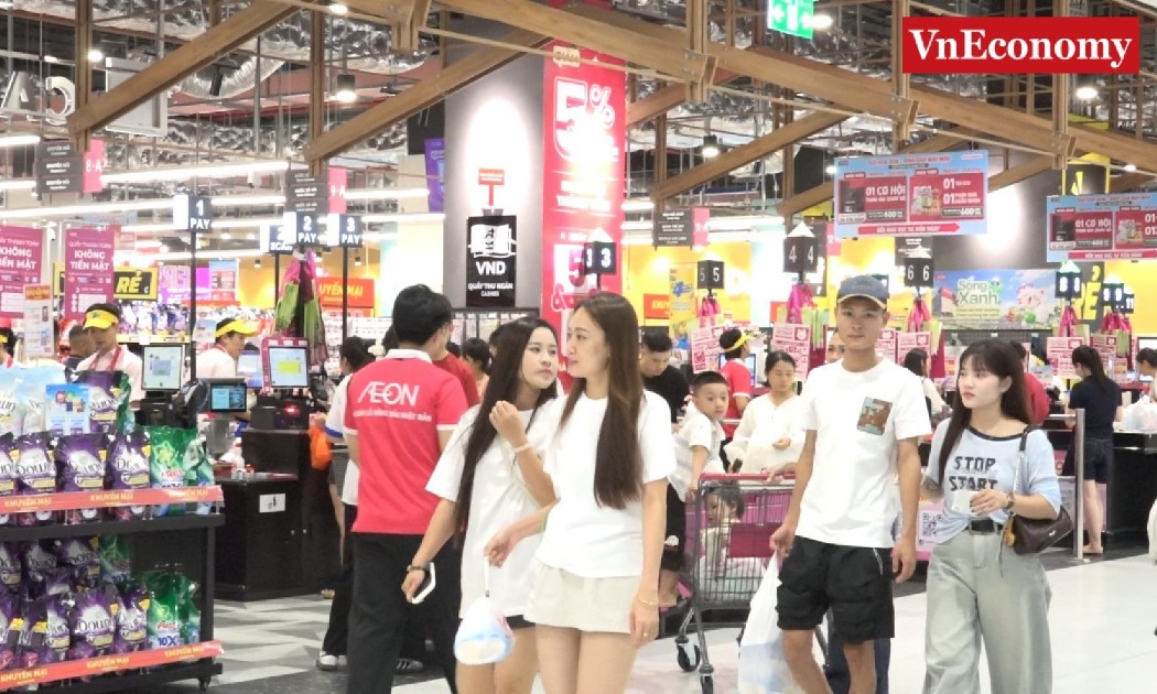 Đông đảo người dân đến tham quan, mua sắm tại AEON MALL Thanh Hóa. Ảnh: Nguyễn Thuấn