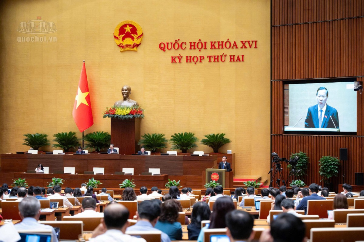Chủ nhiệm Ủy ban Kinh tế và Tài chính Phan Văn Mãi trình bày tóm tắt Báo cáo thẩm tra dự án Luật Ngân sách nhà nước (hợp nhất). Ảnh: quochoi.vn