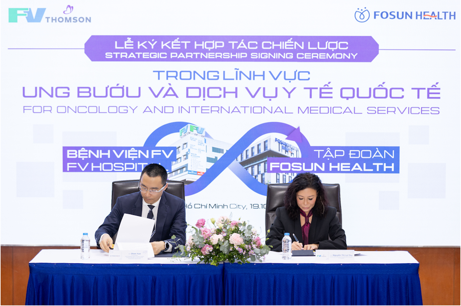 Representatives from Fosun Health and FV Hospital sign the MoU.