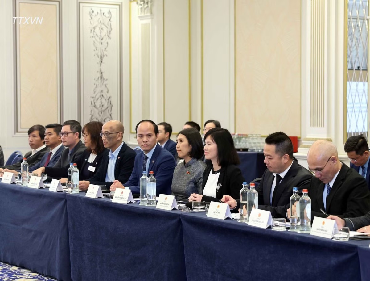 Các chuyên gia, trí thức người Việt Nam tại Bỉ và Luxembourg tham gia buổi gặp. Ảnh: Thống Nhất/TTXVN