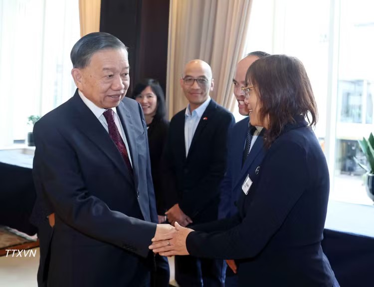 Tổng Bí thư, Chủ tịch nước Tô Lâm gặp gỡ chuyên gia, trí thức người Việt Nam tại Bỉ và Luxembourg. Ảnh: Thống Nhất/TTXVN