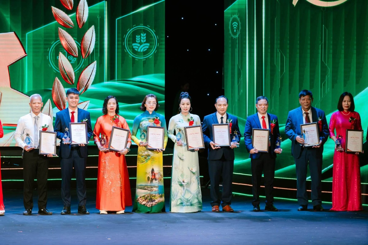 Chị Phạm Thị Hảo (đứng giữa) được vinh danh là Nông dân Việt Nam xuất sắc 40 năm Đổi mới năm 2026, ghi nhận những đóng góp trong phát triển sản xuất, nâng cao giá trị nông sản và ứng dụng chuyển đổi số.