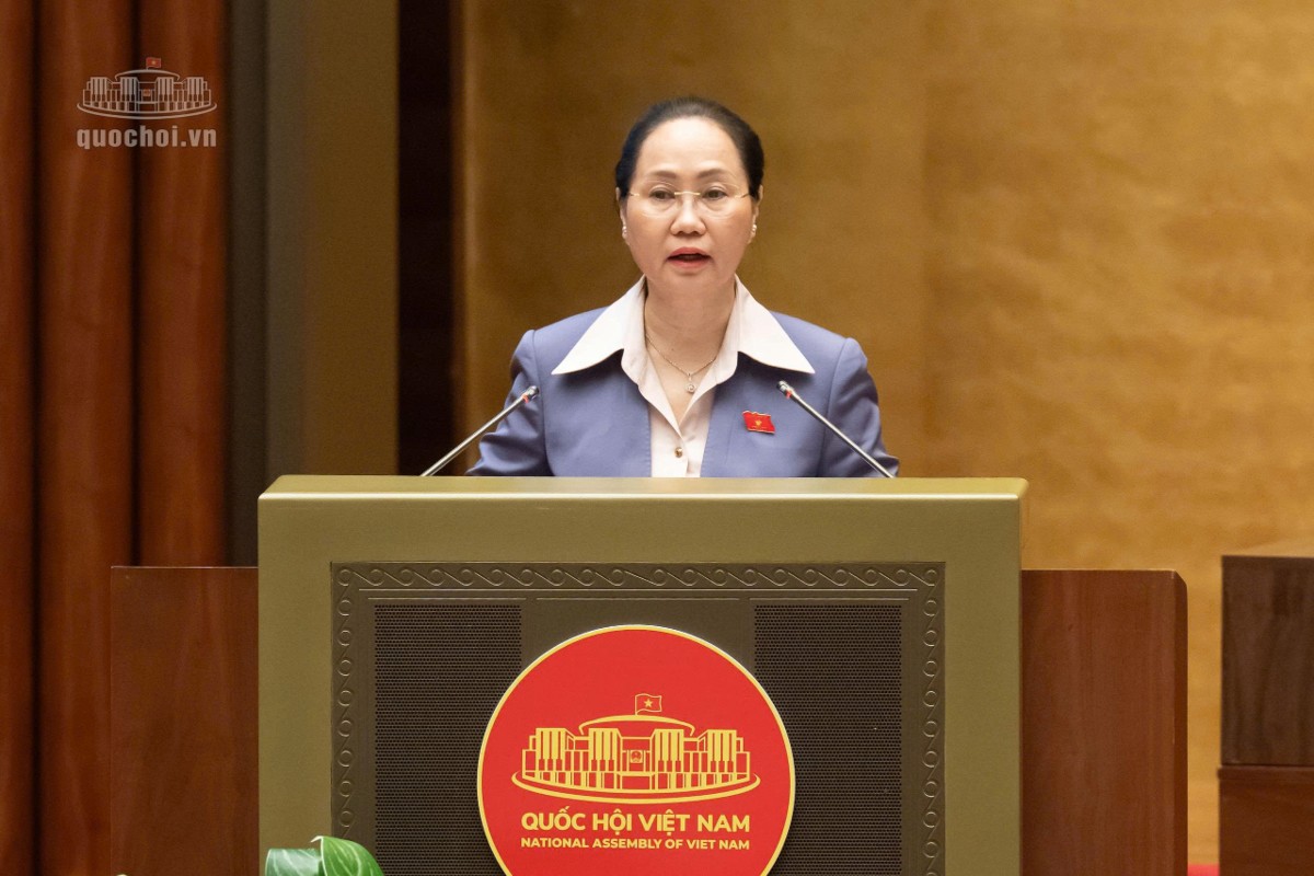 Bộ trưởng Văn hoá, Thể thao và Du lịch Lâm Thị Phương Thanh trình bày tờ trình dự án luật. Ảnh: Cổng thông tin điện tử Quốc hội.