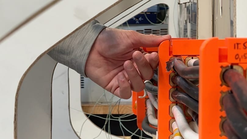 Daniel Jacobson kỳ vọng máy bay điện có thể góp phần giảm đáng kể phát thải của ngành hàng không. Ảnh: Hans von der Brelie/Euronews