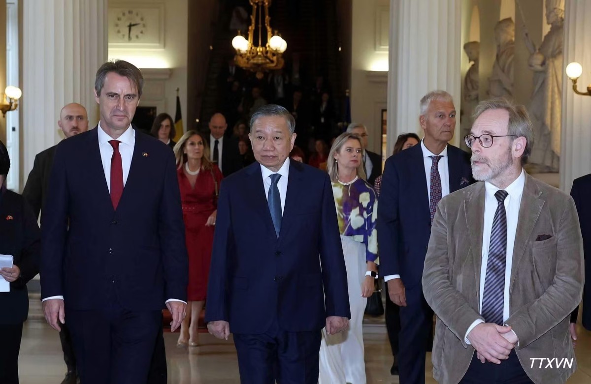 Tổng Bí thư, Chủ tịch nước Tô Lâm cùng Chủ tịch Hạ viện Peter De Roover (bên phải) và Chủ tịch Thượng viện Vincent Blondel (bên trái). Ảnh: Thống Nhất/TTXVN