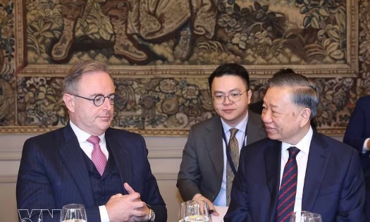 General Secretary of the Communist Party of Vietnam Central Committee and President To Lam (R) holds talks with and attends a banquet hosted by Belgian Prime Minister Bart De Wever in Brussels on October 23, 2026. (Photo: VNA)