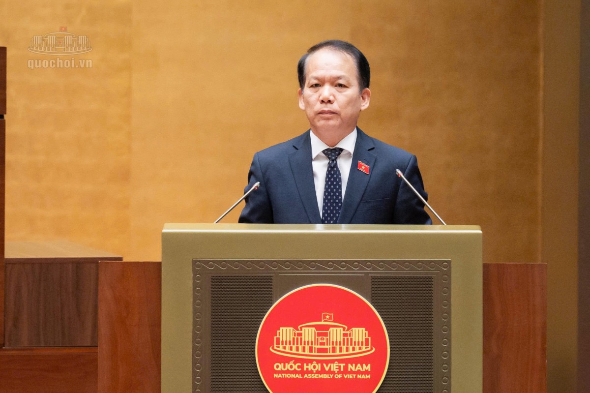 Bộ trưởng Bộ Tư pháp Hoàng Thanh Tùng trình bày Tờ trình của Chính phủ về dự án Luật sửa đổi, bổ sung một số điều của Luật Bảo vệ môi trường. Ảnh:quochoi.vn