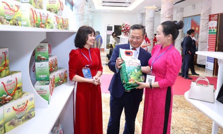 Chị Phạm Thị Hảo (bên phải) giới thiệu sản phẩm gạo đặc sản quê hương đến gần hơn với người tiêu dùng.