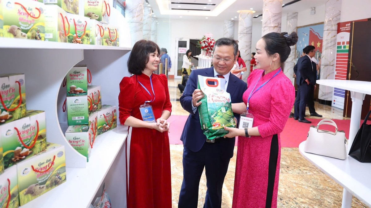 Chị Phạm Thị Hảo (bên phải) giới thiệu sản phẩm gạo đặc sản quê hương đến gần hơn với người tiêu dùng.