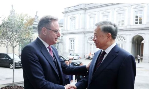 Belgian Prime Minister Bart De Wever welcomes General Secretary of the Communist Party of Vietnam Central Committee and President To Lam. (Photo: VNA)