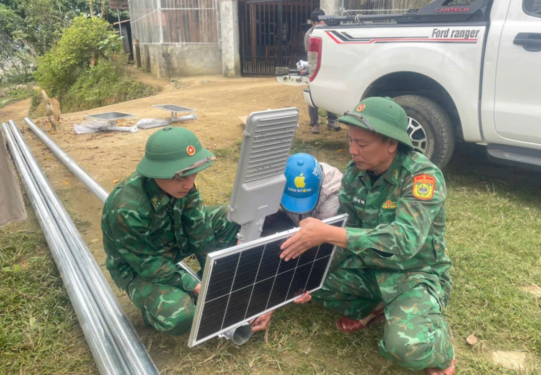 Các chiến sĩ Biên phòng Yên Khương lắp điện mặt trời tại bản Tứ Chiếng. Ảnh: Biên phòng Yên Khương.