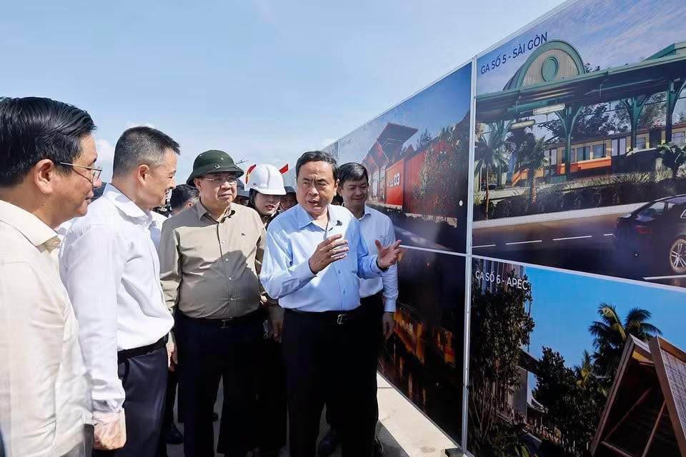 Chủ tịch Quốc hội Trần Thanh Mẫn kiểm tra tiến độ tại Tuyến đường sắt nhẹ LRT Phú Quốc. Ảnh: TTXVN.