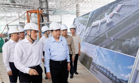 Chủ tịch Quốc hội Trần Thanh Mẫn kiểm tra Dự án Cảng HKQT Phú Quốc. Ảnh: TTXVN.
