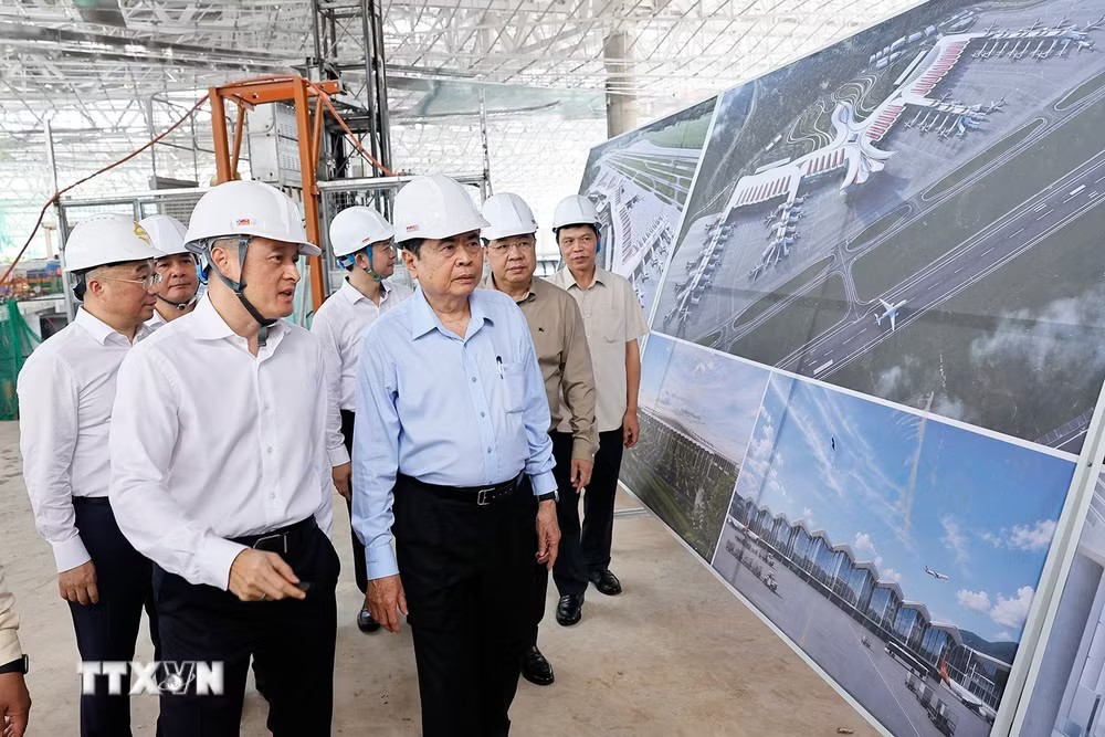 Chủ tịch Quốc hội Trần Thanh Mẫn kiểm tra Dự án Cảng HKQT Phú Quốc. Ảnh: TTXVN.
