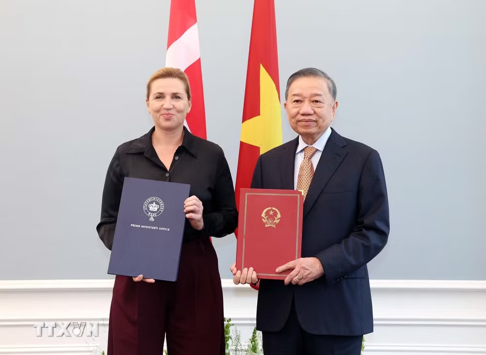 Tổng Bí thư, Chủ tịch nước Tô Lâm và Thủ tướng Đan Mạch Mette Frederiksen trao Tuyên bố chung về việc thiết lập quan hệ Đối tác chiến lược toàn diện Việt Nam-Đan Mạch. Ảnh: Thống Nhất/TTXVN