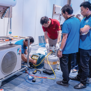 vVệc chuyển đổi công nghệ, quản lý môi chất lạnh theo toàn bộ vòng đời, từ sản xuất, nhập khẩu, sử dụng đến thu hồi, tái chế, tái sinh và xử lý cuối cùng là giải pháp quan trọng. Ảnh: Cục BĐKH