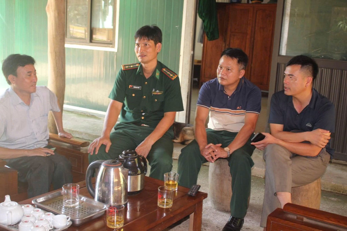 Trung tá Trương Huy Hùng (người mặc quân phuc) chia sẻ cùng nhà báo. Ảnh: Chu Khôi.