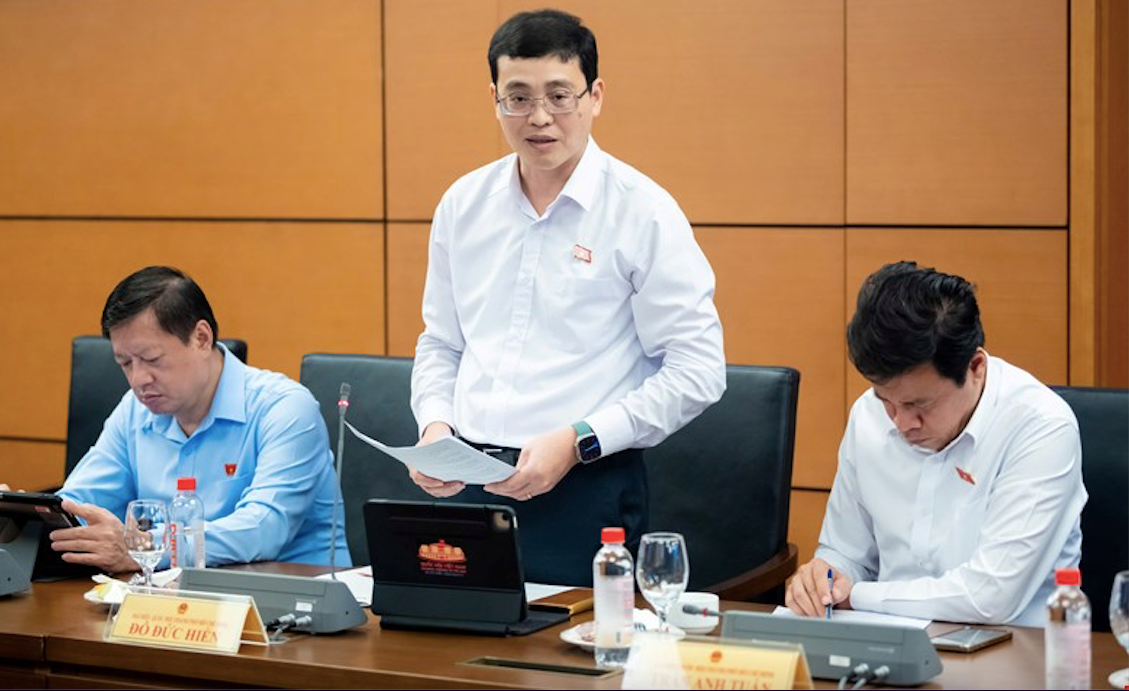 Đại biểu Đỗ Đức Hiển, Đoàn ĐBQH thành phố Hồ Chí Minh tham gia thảo luận tại tổ về dự án Luật sửa đổi, bổ sung một số điều của Luật Sở hữu trí tuệ - ảnh: Quochoi.vn.