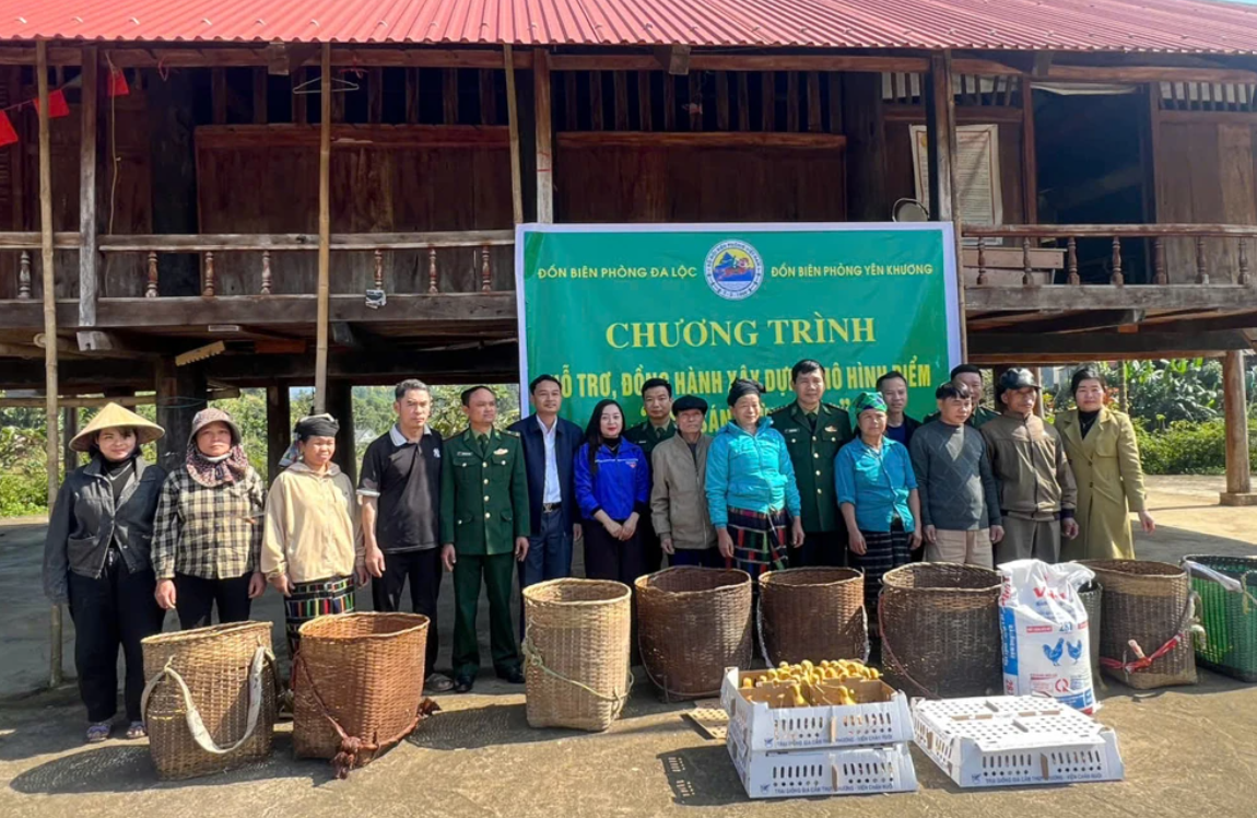 Biên phòng Yên Khương trao tặng con giống, hạt giống cho nông dân. Ảnh: Biên phòng Yên Khương.