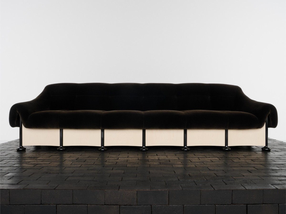Chiếc sofa mang tên "The Uncollected Sofa" trong bộ sưu tập Guadagnino-Baisi có mức giá £11,600. Ảnh: Zara Home