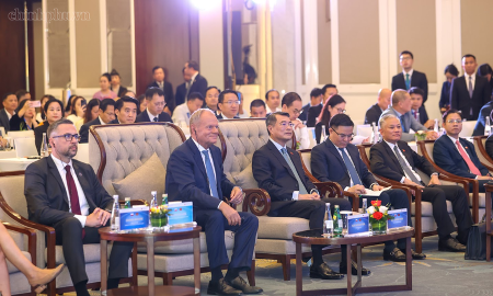 Thủ tướng Lê Minh Hưng và Thủ tướng Ba Lan Donald Tusk dự Hội nghị bàn tròn doanh nghiệp Việt Nam - Ba Lan - Ảnh: chinhphu.vn/Nhật Bắc