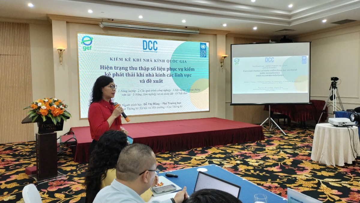 Bà Đỗ Thị Hồng cho biết tổng hợp hiện trạng số liệu theo 6 lĩnh vực, qua đối soát cho thấy số liệu áp dụng chủ yếu ở Bậc 1 và vẫn còn nhiều hoạt động chưa có số liệu. Vì vậy, chúng tôi đã đề xuất các chỉ tiêu cần bổ sung, trong đó lĩnh vực các quá trình công nghiệp chiếm gần 50%.
