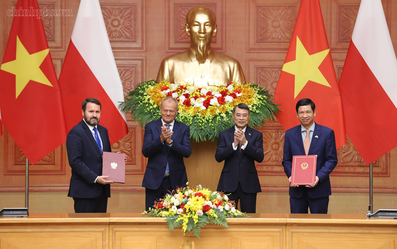 Hai Thủ tướng cùng chứng kiến Lễ trao văn kiện hợp tác song phương trong lĩnh vực du lịch - Ảnh: chinhphu.vn/Nhật Bắc