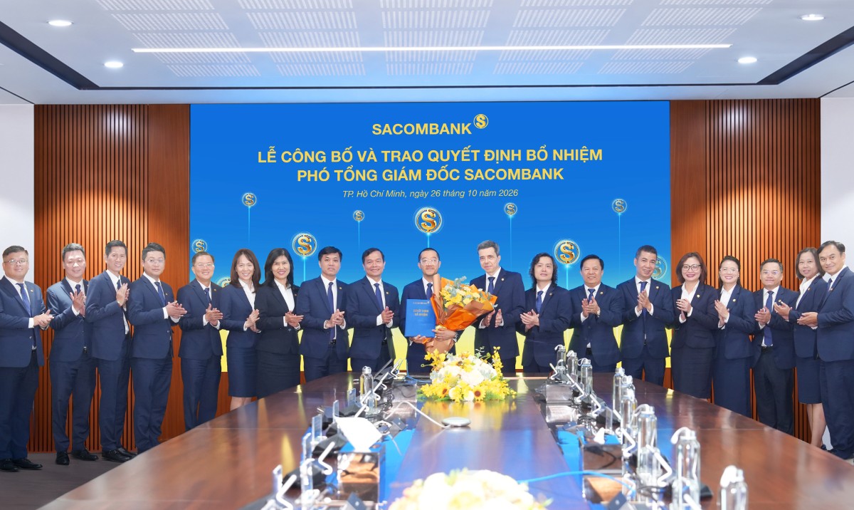 Ban Lãnh đạo Ngân hàng chúc mừng tân Phó Tổng giám đốc.