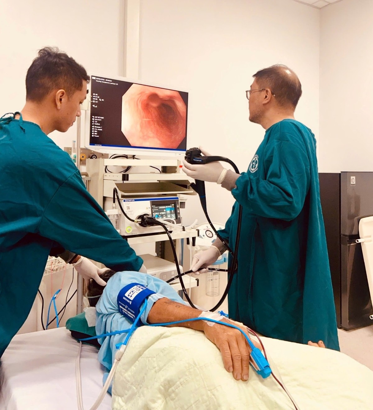 Sau khi hội chẩn, các bác sĩ thống nhất chỉ định can thiệp nội soi mật tụy ngược dòng (ERCP) cấp cứu. Ảnh: Bệnh viện Bạch Mai