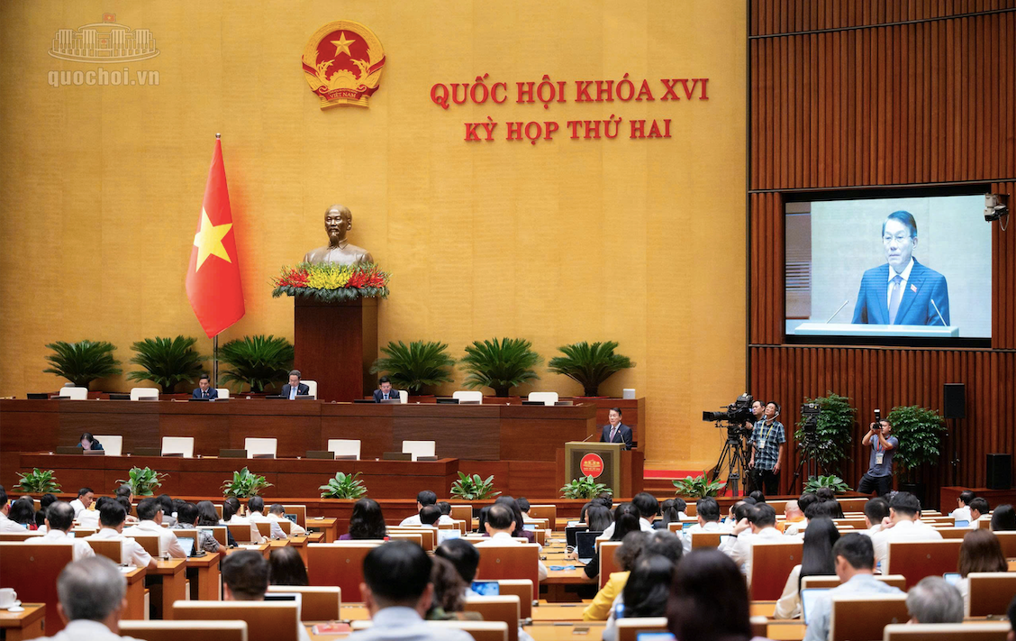 Đại tướng Lương Tam Quang, Bộ trưởng Bộ Công an trình bày tóm tắt Tờ trình về dự án Luật An ninh dữ liệu - Ảnh: Quochoi.vn