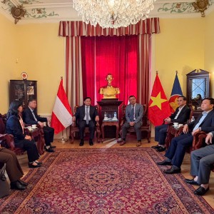 Chủ tịch UBND tỉnh Trần Duy Đông cùng Đoàn công tác thăm và làm việc với Đại sứ quán Việt Nam tại Cộng hòa Áo. Ảnh: CTTPT.