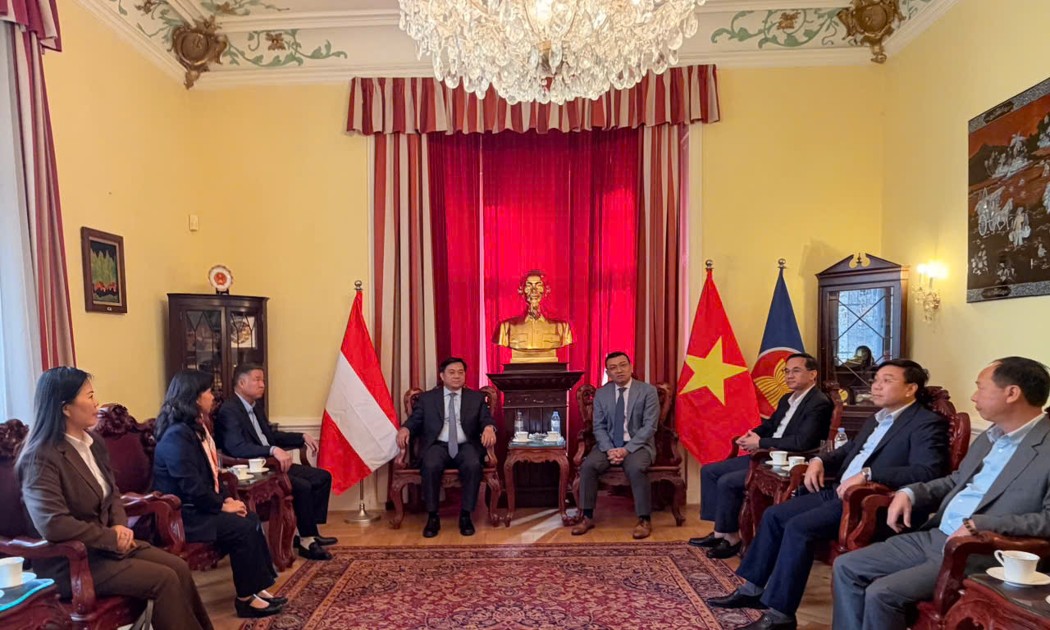 Chủ tịch UBND tỉnh Trần Duy Đông cùng Đoàn công tác thăm và làm việc với Đại sứ quán Việt Nam tại Cộng hòa Áo. Ảnh: CTTPT.