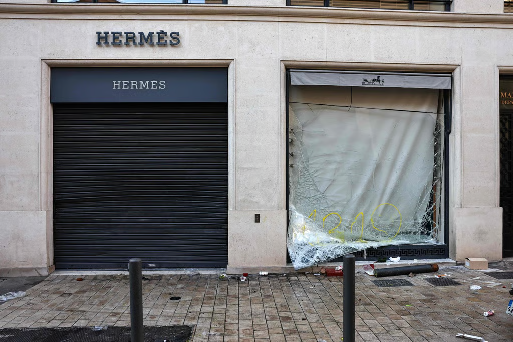 Cửa hàng Hermès ở Marseille chịu thiệt hại nặng nề do bạo loạn. Ảnh: AFP