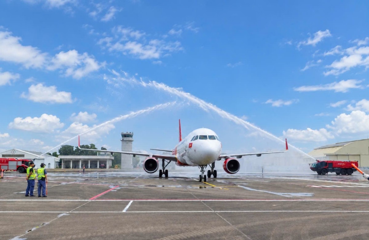 Chuyến bay mang số hiệu VJ1942 từ Hà Nội đến Đài Nam (Đài Loan, Trung Quốc) được chào đón bằng nghi thức vòi rồng.