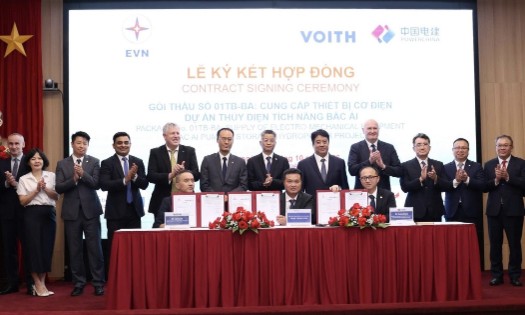 Lễ ký kết hợp đồng giữa Tập đoàn Điện lực Việt Nam (EVN) và Liên danh Voith Hydro Shanghai and Powerchina Zhongnan. Ảnh: EVN.