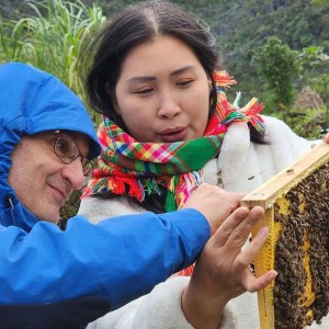 Chị Lưu Thị Hòa giới thiệu các sản vật đặc trưng của địa phương với du khách nước ngoài, góp phần quảng bá nông sản Cao nguyên đá Đồng Văn đến bạn bè quốc tế.