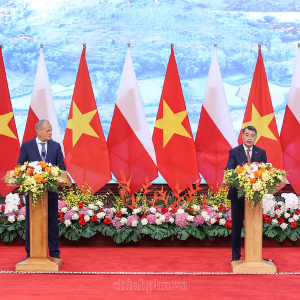 Thủ tướng Lê Minh Hưng và Thủ tướng Cộng hòa Ba Lan Donald Tusk gặp gỡ báo chí thông báo kết quả hội đàm - Ảnh: chinhphu.vn/Nhật Bắc