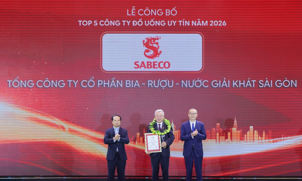 Ông Nguyễn Tiến Vỵ - thành viên Hội đồng quản trị SABECO - nhận vinh danh Top 1 Công ty Đồ uống có cồn uy tín năm 2026 do Vietnam Report công bố. (Ảnh: SABECO).