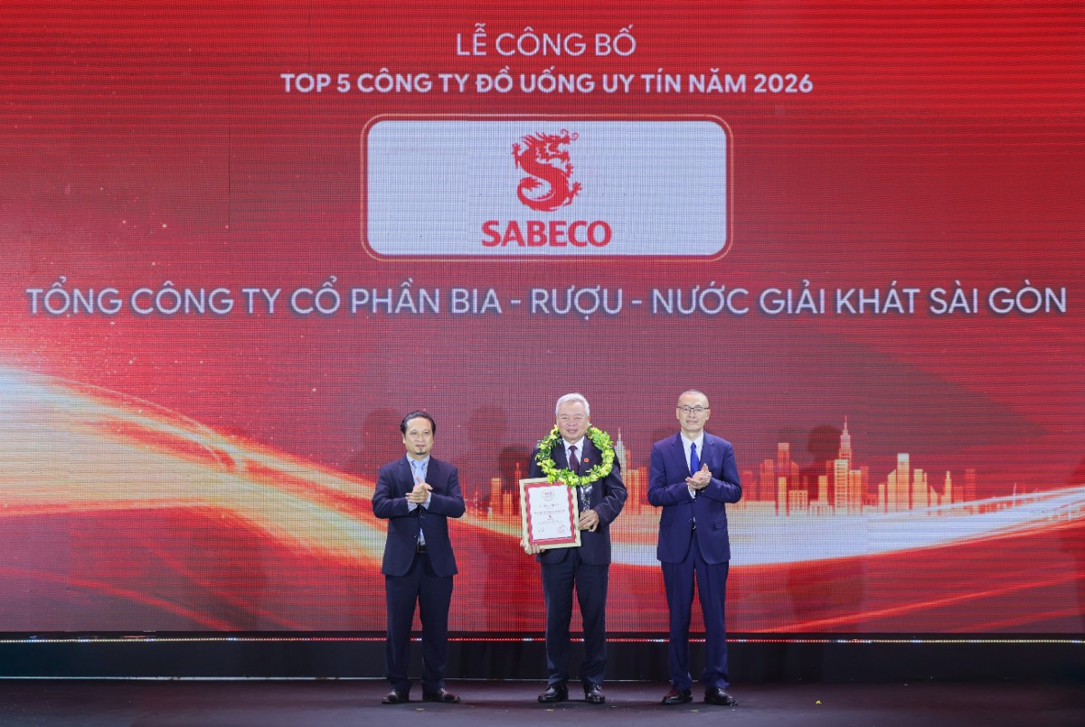 Ông Nguyễn Tiến Vỵ - thành viên Hội đồng quản trị SABECO - nhận vinh danh Top 1 Công ty Đồ uống có cồn uy tín năm 2026 do Vietnam Report công bố. (Ảnh: SABECO).