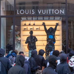 Các cửa hàng xa xỉ tại Paris đã bị tàn phá và gặp tổn thất lớn sau các cuộc bạo loan. Ảnh: Getty Images.