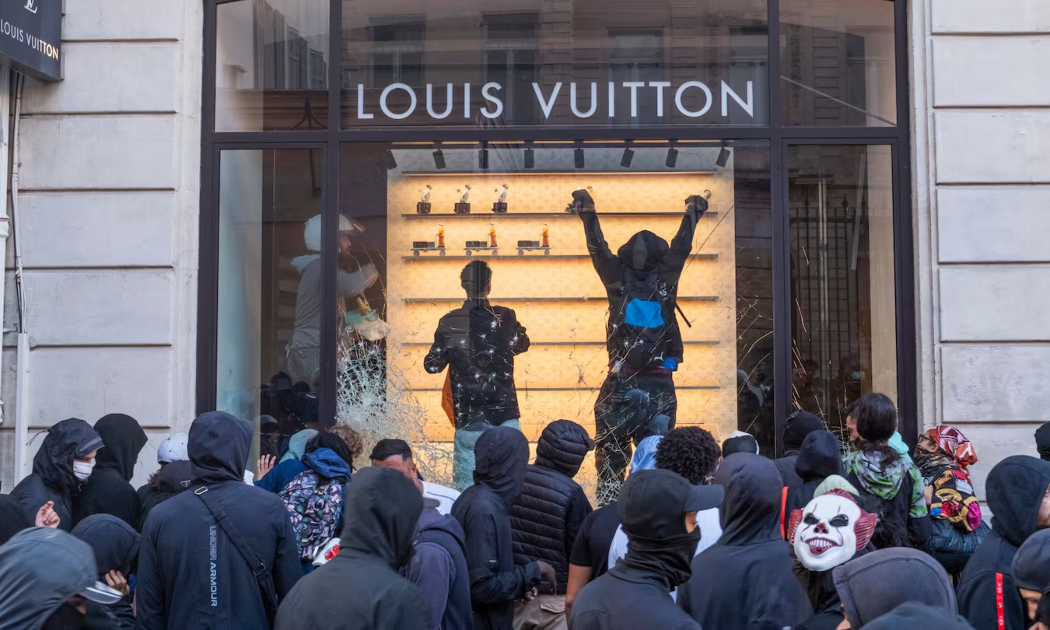 Các cửa hàng xa xỉ tại Paris đã bị tàn phá và gặp tổn thất lớn sau các cuộc bạo loan. Ảnh: Getty Images.